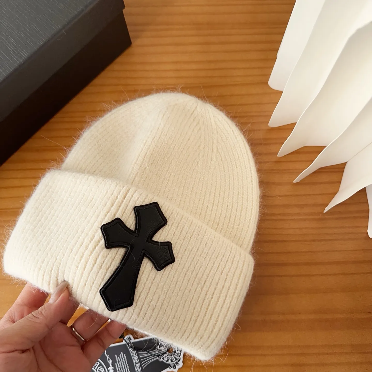 💰56 Crow Heart Angora Rabbit Fur Knitted Beanie for Autumn and Winter. This must be a favorite of minimalism. It is clean, neat, fashionable and versatile, and will definitely not be picky about your face shape! A fashionable classic that lasts forever! Fashionable black and white can be purchased together!